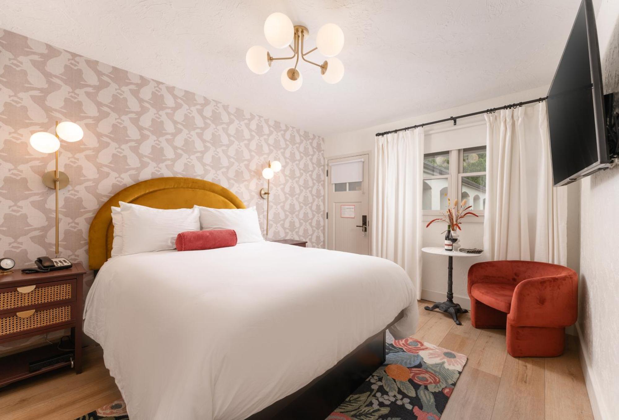 Bed & Breakfast Petit Soleil - Bed, Breakfast And Bar San Luis Obispo